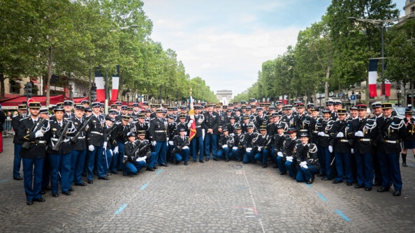 Le général d'armée Christian Rodriguez, Directeur général de la gendarmerie nationale (DGGN), pose au milieu des élèves-gendarmes de Montluçon