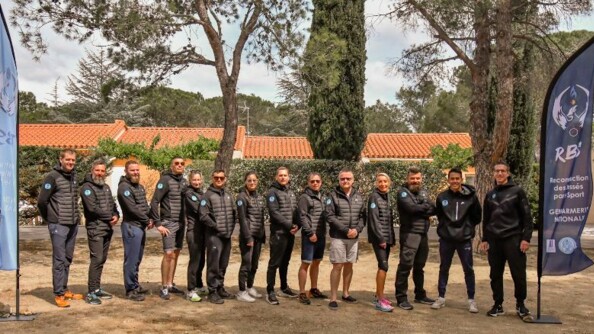 Les stagiaires et l'encadrement alignés dans la même tenue avec l'écusson de la recontruction des blessés par le sport.