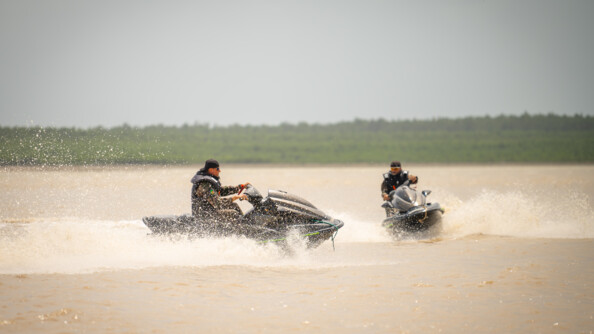 Gendarmes du PSIG circulant en jet-ski.