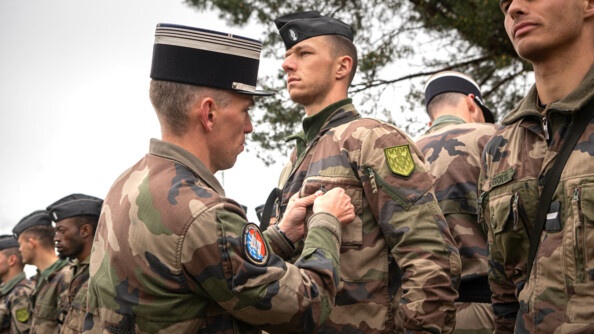 Remise du pins stage d'initiation commando à un élève officier du P3