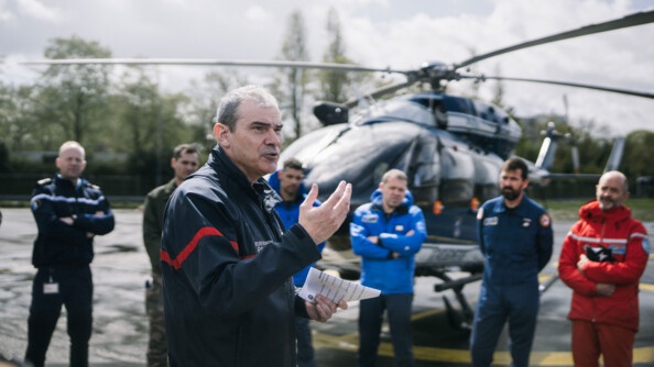 Briefing des pilotes avant le début de l'exercice par le lieutenant-colonel Stéphane Raclot, des sapeurs-pompiers