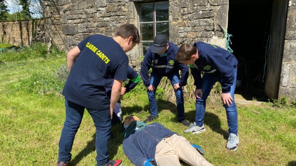 Quatre jeunes cadets observent le corps de la victime représenter par un mannequin, pour déterminer les causes de la mort et trouver des indices.