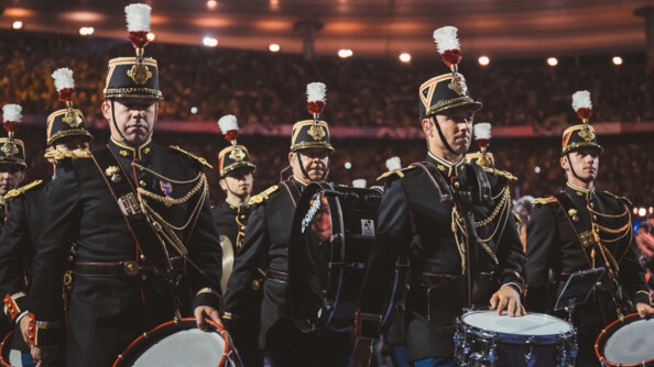 Des gardes républicains jouent de la musique sur la scène du stade de France