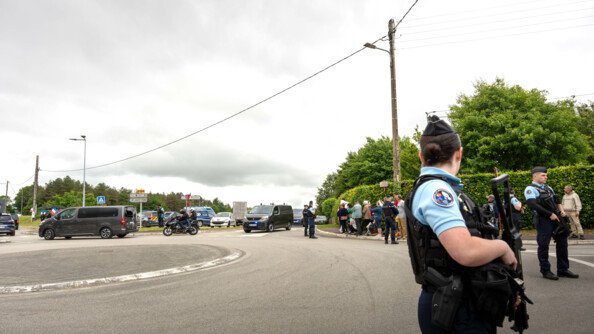 Le convoi présidentiel passe le rond point sécurisés par des GD et GM