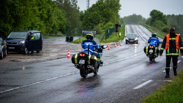Deux motos gendarmerie vue de derrière arrivent sur les lieux de l'accident de bus