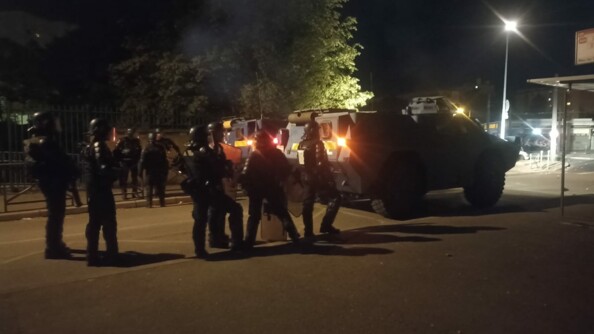 Des gendarmes mobiles postés à l'arrière des véhicules blindés.