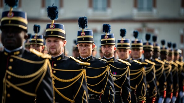 Les officiers élèves sortant de scolartié en rang sur la place d'armes.