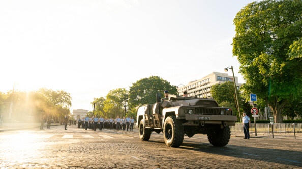 Une ACMAT TPK 420 VCT ouvre le défilé avec les gendarmes des 1er et 2ème Régiment d'infanterie de la Garde républicaine au second plan et l'Arc de Triomphe en arrière plan
