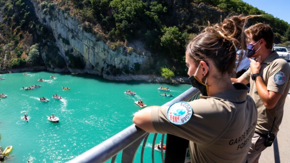 Les écogardes du parc naturel régional scrutent le Verdon depuis le pont de Galetas.
