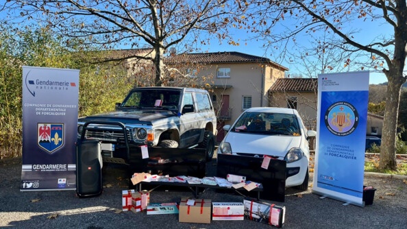 Des saisies sous scellés, et multimédias ainsi que deux véhicules saisis, entourés de deux kakémonos de la compagnie de gendarmerie de Forcalquier