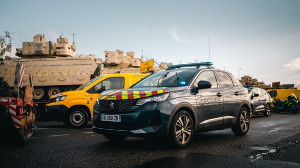 Une voiture de gendarmerie devant le convoi