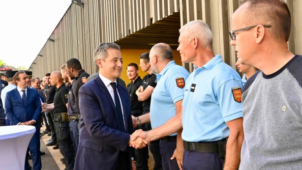 Gérald Darmanin et d'autres ministres saluent les gendarmes d'une poignée de main