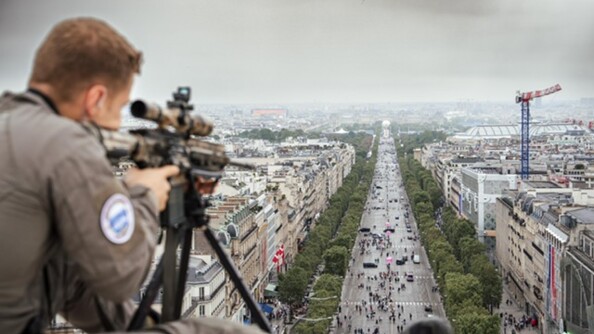 Tireur d'élite du GIGN assurant la sécurisation de Paris.
