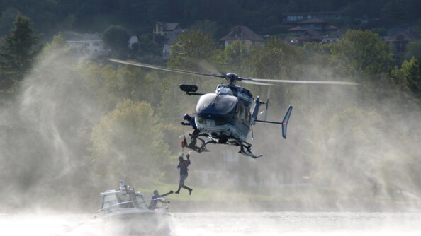 Sur le lac d'Annecy, un gendarme se fait hélitreuillé.