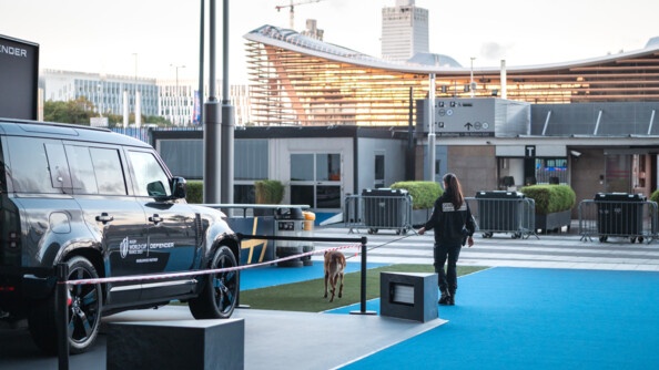 Une équipe cynophile inspecte les accès du Stade de France. A gauche un véhicule d'un sponsor de la Coupe du Monde de rugby.