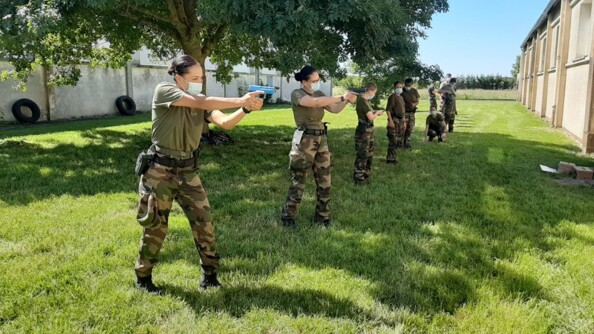 Cours de ma&icirc;trise avec arme de l&rsquo;adversaire  &agrave; l&rsquo;&eacute;cole de gendarmerie de Rochefort.