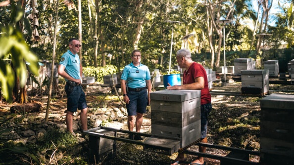 Gendarmes échangeant avec un apiculteur de Lifou.