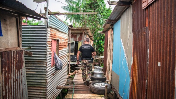 Gendarme du PSIG de Matoury de dos dans un quartier informel.
