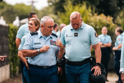 Le directeur général de la gendarmerie se tient debout aux côtés d'un autre gendarme. Les deux militaires marchent côte à côte