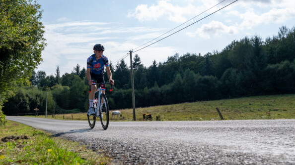 Cycliste sur la route lors du 25e championnat de France de cyclisme gendarmerie