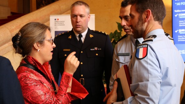 Le colonel Charles Hugonnet, Attaché de sécurité intérieure (ASI) au Canada et le général Patrick Perrot, coordinateur de l’IA pour le Ministère de l'Intérieur, lors d'un débat d’idées sur l’IA au service de la sécurité publique organisé à l'Ambassade de France au Canada, avec des représentants de la Gendarmerie royale du Canada et de l’Université d'Ottawa.