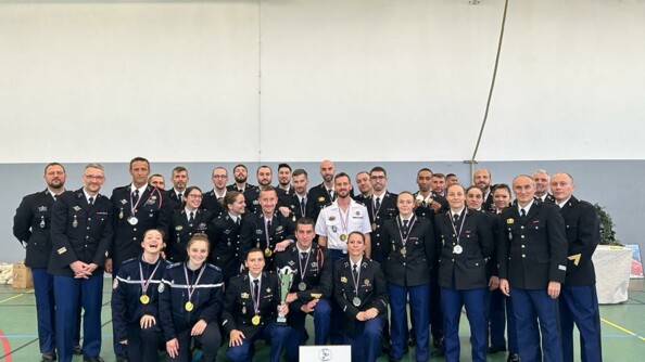 Photo de groupe des joueurs de badminton de la gendarmerie nationale