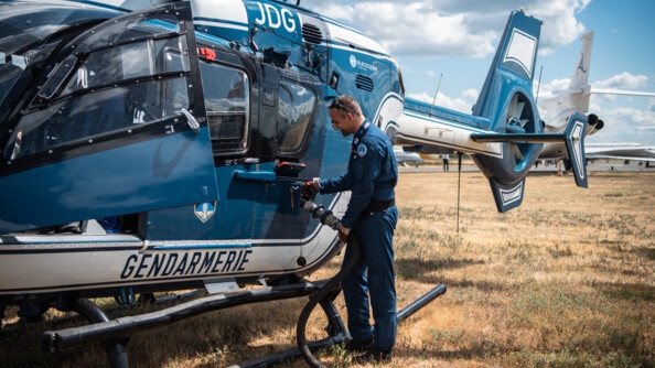 Un gendarme de la gendarmerie de l'air refait le plein de l'EC135