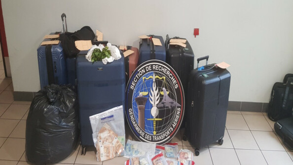 Saisies de 242 kg de khat et 28 000 euros par la sections de recherches de la gendarmerie des transports aériens.