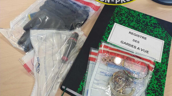 Un tournevis, des gants et des bijoux sous sachets de scellés, un registre de garde à vue vert et le bas de l'écusson de la gendarmerie de Lançon-Provence