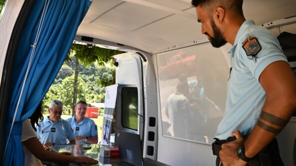 L'intérieur du Gendtruck avec trois gendarmes et une personne.