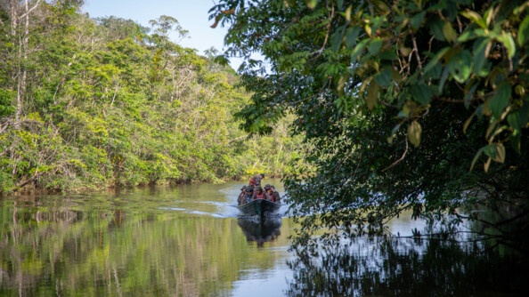 Militaires arrivant au carbet de la gendarmerie de Guyane en pirogue.