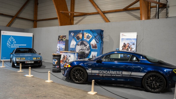 Un stand de la gendarmerie avec deux alpine, une ancienne et une récente