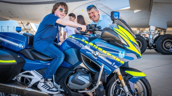 Visite des Képis Pescalunes sur la base aérienne 125 d'Istres. Présentation d'une moto par un gendarme.