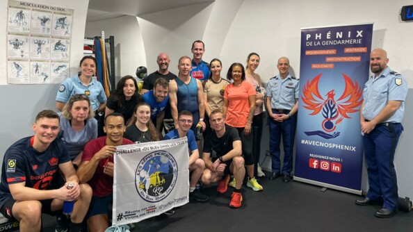 Photo de groupe de participants au challenge Phénix à la Direction générale de la gendarmerie nationale.
