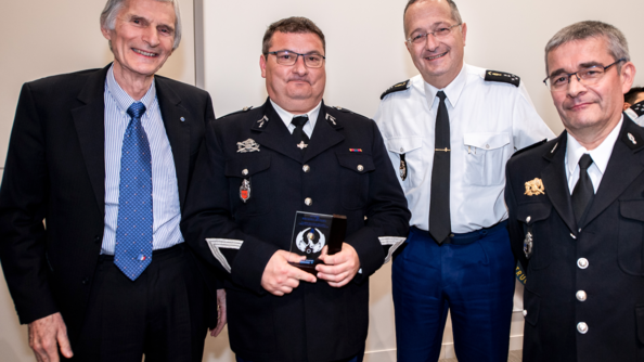 Michel Merckel (à gauche) est aux côtés du général d'armée Christian Rodriguez, directeur général de la gendarmerie nationale, lors la 3e journée « reconstruction par le sport et reconnaissance institutionnelle » des Phénix, qui s’est déroulée jeudi 6 février dernier, à la direction générale de la gendarmerie.