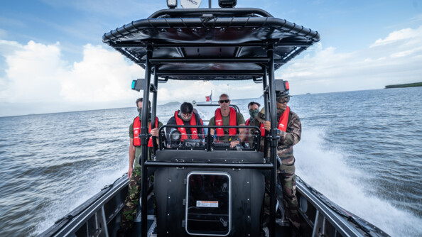 Militaires positionnés derrière le poste de pilotage du Jaguar pendant les essais.