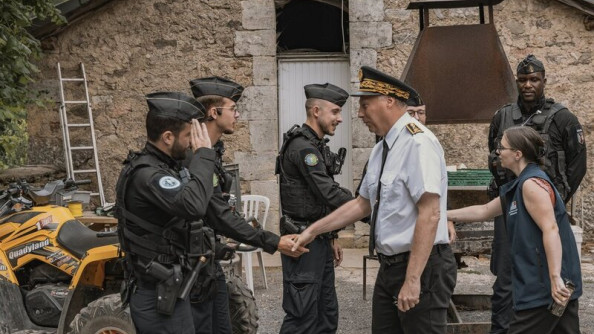 Photo du Pr&eacute;fet de la Loz&egrave;re, saluant des gendarmes, dans un village.