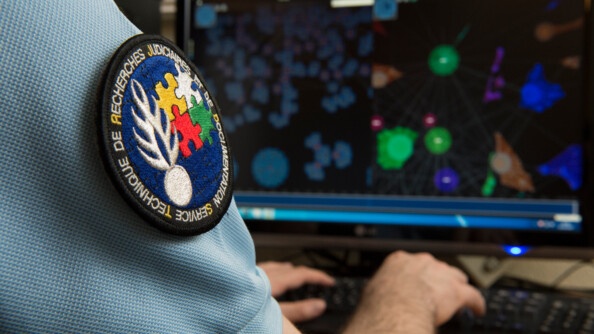 La cybercriminalité est l’une des grandes menaces de ce XXIe siècle, et un véritable défi pour les forces de sécurité intérieure du monde entier. Ce dossier met en lumière l’engagement de la gendarmerie dans le domaine de la lutte contre la cybercriminalité et dans celui de la cybersécurité. Structurée autour d’un réseau territorial dynamique, la maîtrise de ces espaces numériques s’appuie également sur les capacités d’adaptation et d’innovation de l’Institution et de l’ensemble de ses personnels.