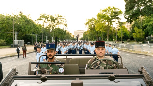 Une ACMAT TPK 420 VCT ouvre le défilé avec les gendarmes des 1er et 2ème Régiment d'infanterie de la Garde républicaine au second plan et l'Arc de Triomphe en arrière plan