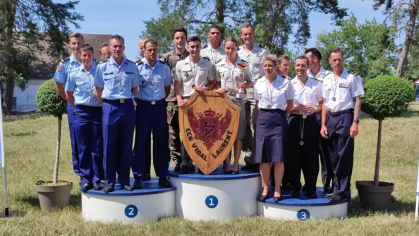 Les équipes sur le podium du championnat de France militaire de Triathlon. A gauche, sur le podium de la deuxième place, 6 gendarmes en chemisette bleue et pantalon droit. Autre, sur la première marche du podium, 5 personnels de l'armée de Terre. A droite, à la 3e marche, 5 personnels de la Marine nationale.