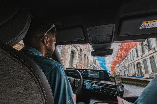 Conducteur d'un véhicule de la caravane gendarmerie.