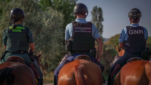 Cavaliers de la garde républicaine, de la guardia civil et de la garde nationale républicaine.
