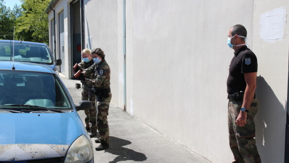 Contr&ocirc;le de v&eacute;hicule &agrave;  l&rsquo;&eacute;cole de gendarmerie de Ch&acirc;teaulin.