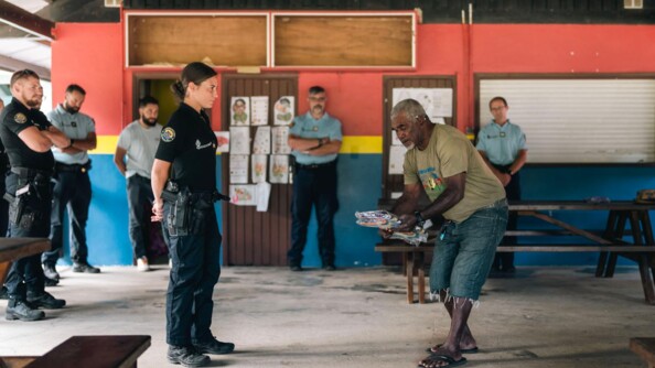 Membre de la tribu de Ouipoin récupérant le cadeau remis par les gendarmes au cours de la coutume.