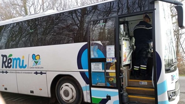 Un gendarme dans un bus de la région Centre-Val-de-Loire pour réaliser un controle.