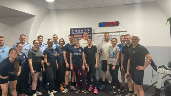 Photo de groupe de participants au challenge Phénix à la Direction générale de la gendarmerie nationale.