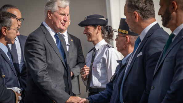 Le Premier ministre, Michel Barnier, accompagné du minsitre de l'Intérieur, Bruno Retailleau, serre la main du Major général de la gendarmerie nationale.