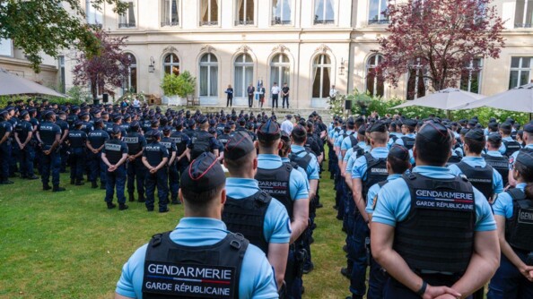 Le ministre de l’Intérieur et des Outre-mer s'adressant aux élèves gendarmes et policiers.