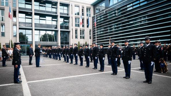 Dans la cour d'honneur de la Direction Général de la Gendarmerie Nationale, sous un ciel bleu et face au directeur général de la gendarmerie, le général Christian Rodriguez, 43 militaires de la gendarmerie et un fonctionnaire de police se font remettre 49 médailles.