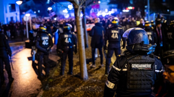 Gendarmes et CRS sécurisant le public.